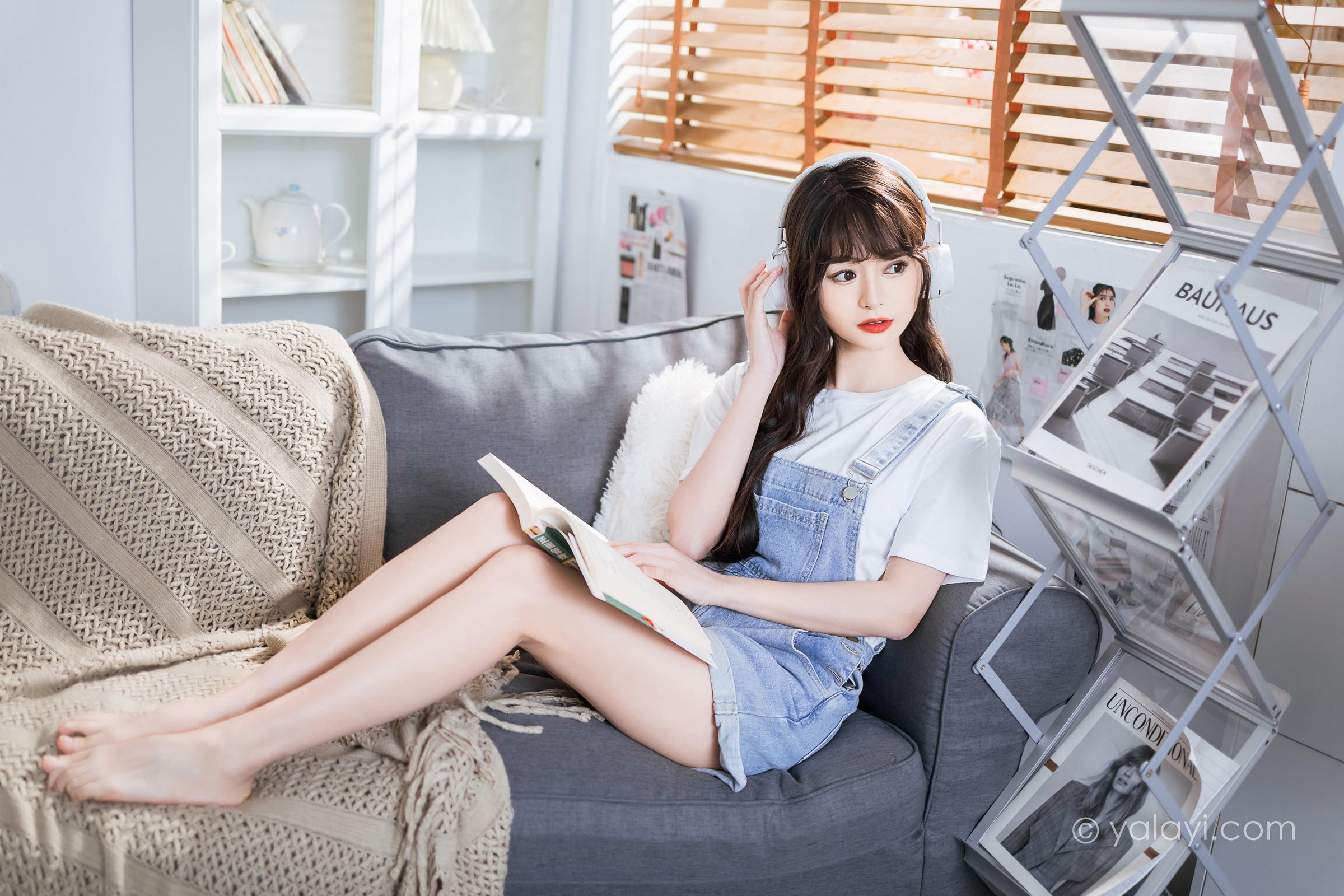 [YALAYI雅拉伊]2023.05.12 穿吊带牛仔裤的少女 小亭 白色短袖加牛仔短裤性感私房写真集第1张