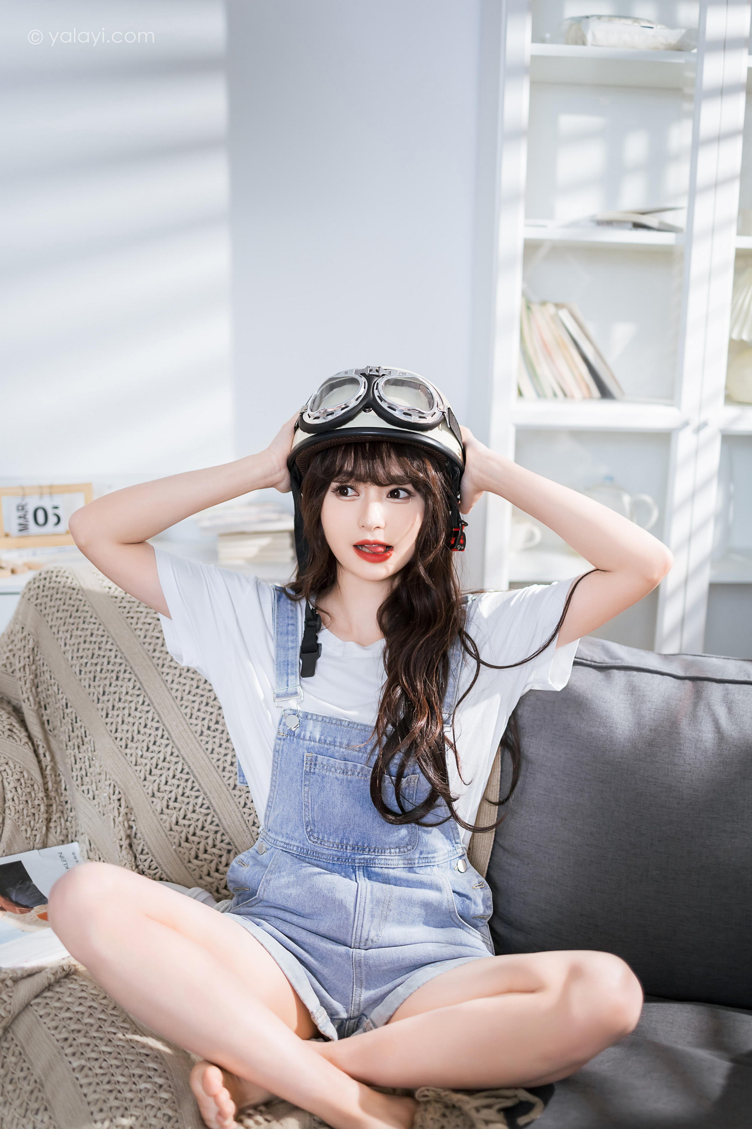 [YALAYI雅拉伊]2023.05.12 穿吊带牛仔裤的少女 小亭 白色短袖加牛仔短裤性感私房写真集第8张