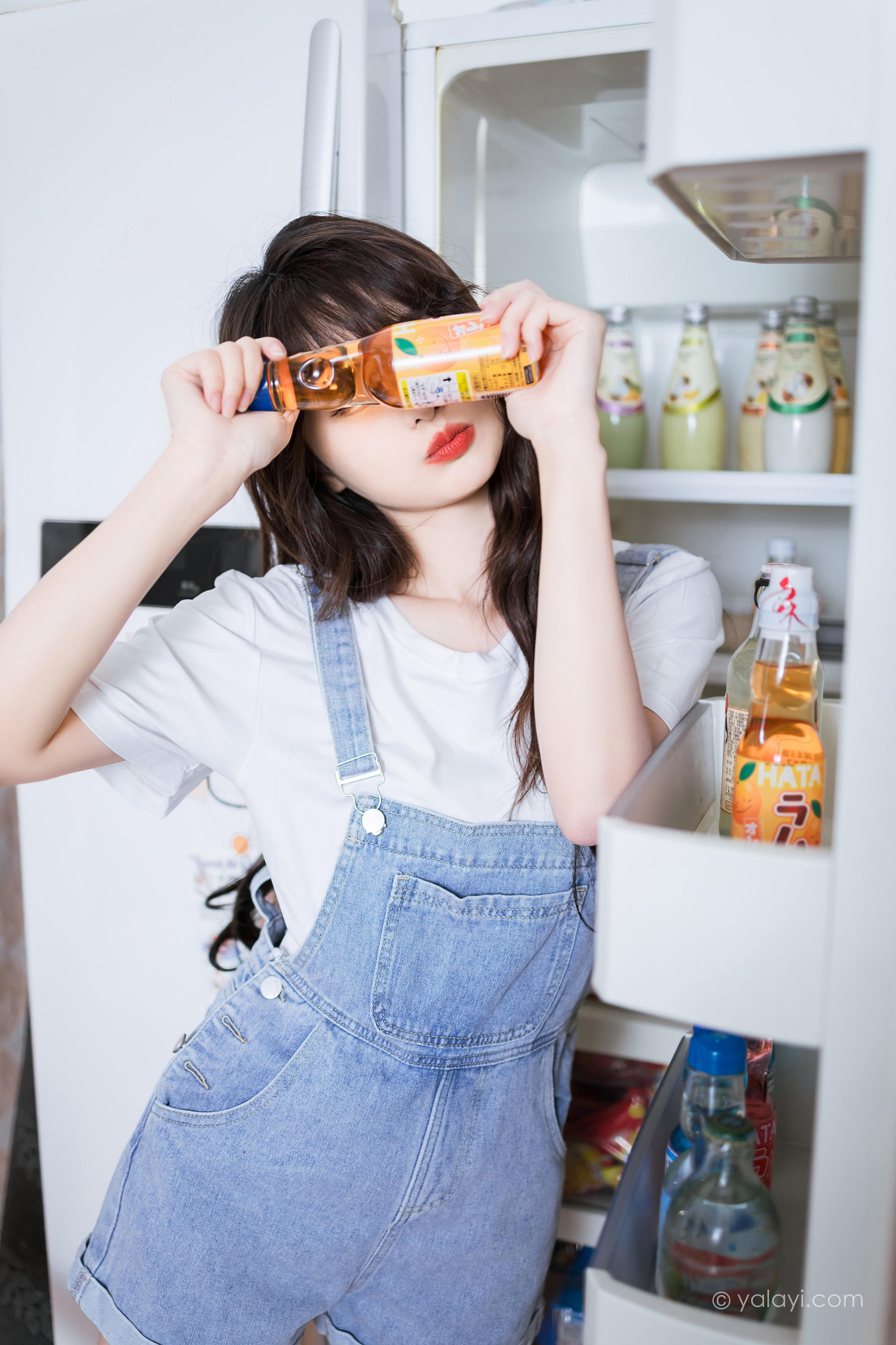 [YALAYI雅拉伊]2023.05.12 穿吊带牛仔裤的少女 小亭 白色短袖加牛仔短裤性感私房写真集第7张