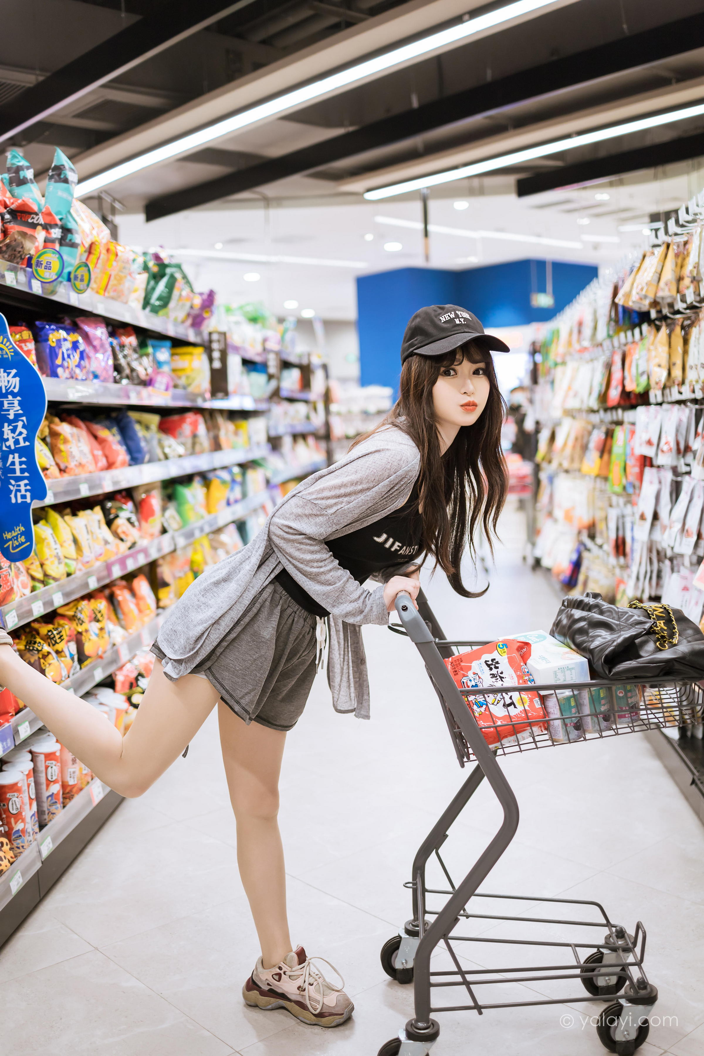 [YALAYI雅拉伊]2023.05.29 与你逛逛街 小亭 黑色背心加橙色短裤清纯写真集第11张