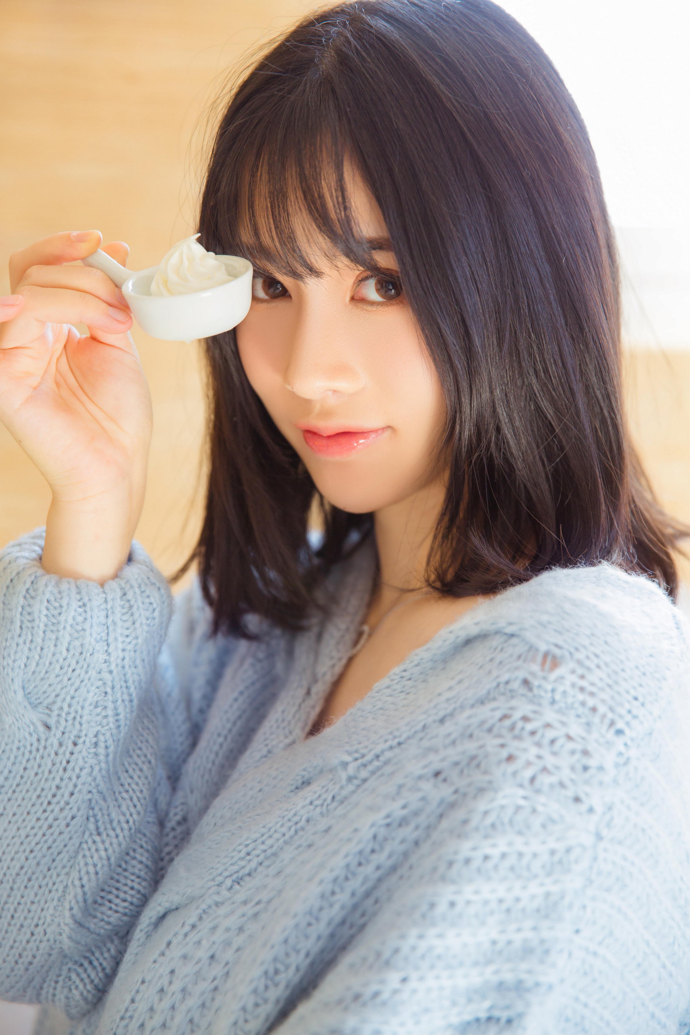 [YALAYI雅拉伊]2023.06.09 单纯美好 清纯居家少女 灰色毛衣加白色短裤与透视裸背连衣裙私房写真集第1张