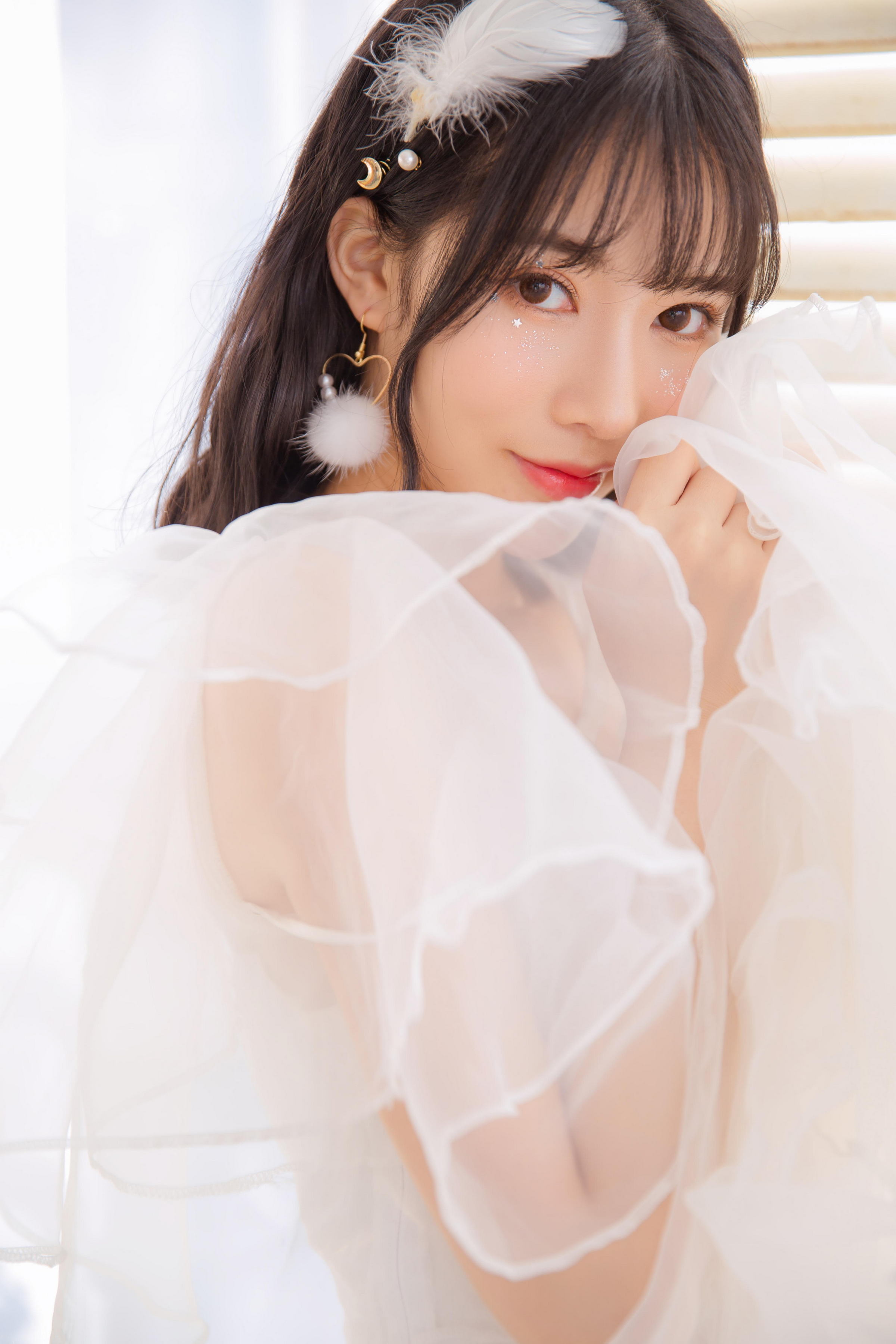 [YALAYI雅拉伊]2023.06.09 单纯美好 清纯居家少女 灰色毛衣加白色短裤与透视裸背连衣裙私房写真集第7张