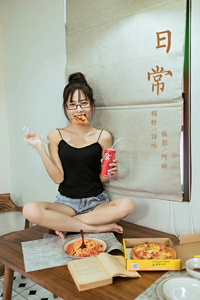 [YALAYI雅拉伊]NO.836 日常 诗咏 黑色性感小背心加牛仔热裤清纯可爱写真集